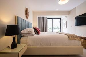 * Casma Residence * Private Terrace & Grill & HVAC في ليما: غرفة نوم بسرير كبير ونافذة