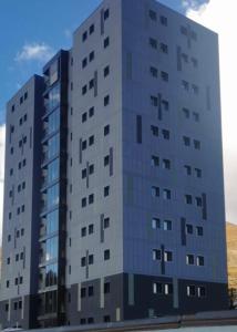 un gran edificio blanco con ventanas laterales en ROYAL SUITE TOTTO'NETTA 504, en Passo del Tonale