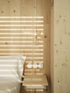 a bedroom with a bed and a window with a lamp at Hotel Amiuka in O Pedrouzo