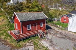 una casa roja al lado de una colina en Lofoten Budget Hostel en Å