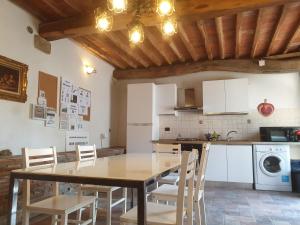 Кухня або міні-кухня у Vacation Home Tuscany Filettole 2