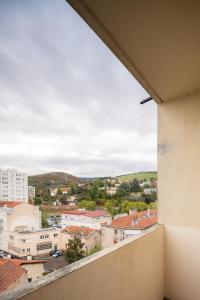 einen Balkon mit Stadtblick in der Unterkunft ROBESPIERRE - Tout équipé & Calme - TV et WIFI in Saint-Étienne