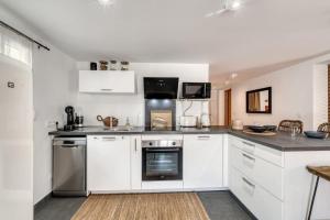 Kuchyň nebo kuchyňský kout v ubytování Appartement chaleureux à Sévrier