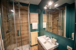 a bathroom with a sink and a glass shower at ROBESPIERRE - Tout équipé & Calme - TV et WIFI in Saint-Étienne