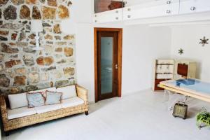 een woonkamer met een bank en een pooltafel bij Golden rooms in Castellammare di Stabia +11 foto's