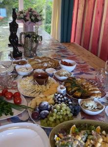 une table recouverte de beaucoup de différents types de nourriture dans l'établissement Kitica house, à Verkhovyna