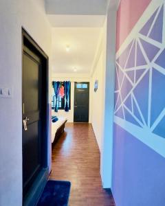 korytarz z drzwiami prowadzącymi do pokoju w obiekcie Rare House w mieście Kalgha