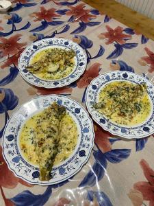 tres platos de comida sentados en una mesa en Kitica house, en Verkhovyna