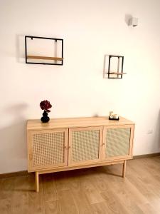 drewniana komoda w pokoju z dwoma lustrami na ścianie w obiekcie Casalago Holiday Home w mieście Ronciglione