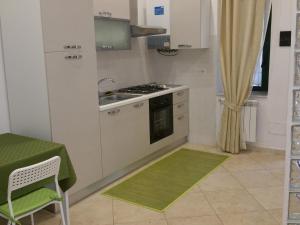 uma cozinha com um lavatório e um fogão em Janara - Teatro Romano em Benevento