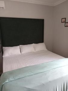 Voodi või voodid majutusasutuse OD-V!CK'S CLASSIC, Wuse 2 extension, upscale Jahi district WiFi,24hr power,security, dstv toas