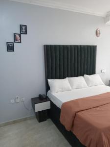 Voodi või voodid majutusasutuse OD-V!CK'S CLASSIC, Wuse 2 extension, upscale Jahi district WiFi,24hr power,security, dstv toas