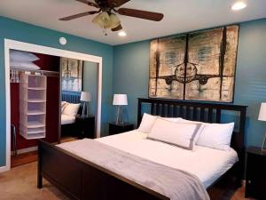 una camera con letto e ventilatore a soffitto di Relax! 1K & 2Q House, 2 Car Garage, Central, Lg Yd a San Jose