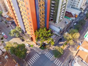 una vista aérea de una calle de la ciudad con edificios altos en Slaviero Curitiba Shopping, en Curitiba