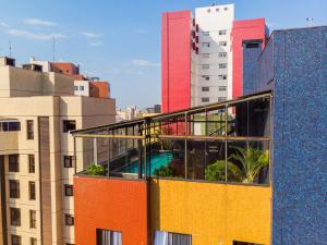 un edificio de apartamentos con piscina en el centro de los edificios en Slaviero Curitiba Shopping, en Curitiba