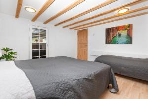 a bedroom with a bed and a painting on the wall at Moderne & Fuldt udstyret lejlighed m.plads til 4 in Højbjerg
