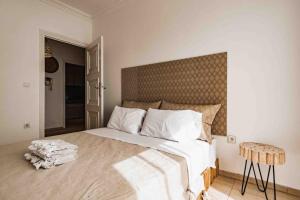 ein Schlafzimmer mit einem großen Bett mit einem großen Kopfteil in der Unterkunft Gueliz New Stylish Apartment Marrakech Sleeps 4 in Marrakesch