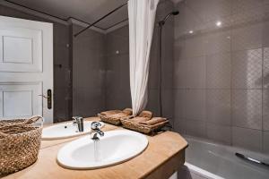 ein Badezimmer mit einem Waschbecken und einer Badewanne in der Unterkunft Gueliz New Stylish Apartment Marrakech Sleeps 4 in Marrakesch