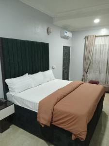 Voodi või voodid majutusasutuse OD-V!CK'S CLASSIC, Wuse 2 extension, upscale Jahi district WiFi,24hr power,security, dstv toas