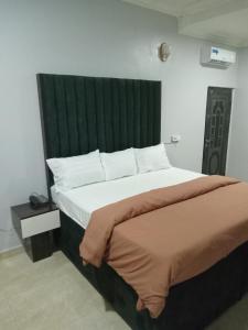 Voodi või voodid majutusasutuse OD-V!CK'S CLASSIC, Wuse 2 extension, upscale Jahi district WiFi,24hr power,security, dstv toas