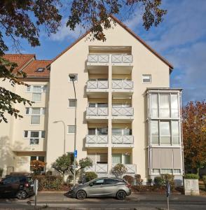 ein Gebäude mit einem davor geparkt in der Unterkunft Gemütliche Wohnung mit Charme - Smart TV in Gießen
