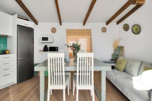 cocina y sala de estar con mesa y sillas en Nueva! Casa andaluza acogedora en una localización única en Ojén