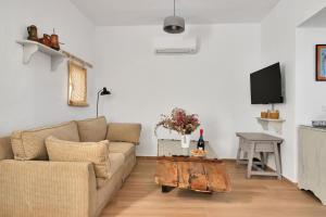 uma sala de estar com um sofá e uma mesa de centro em Nueva! Casa andaluza acogedora en una localización única em Ojén