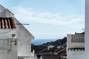 uma vista do telhado de um edifício em Nueva! Casa andaluza acogedora en una localización única em Ojén