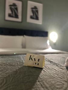 Ein Block mit dem Wort Karma auf einem Bett in der Unterkunft K&M 40 Ekklision A’ in Drama