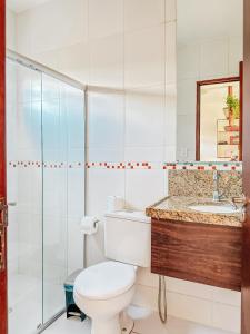 uma casa de banho com um WC, um lavatório e um chuveiro em POUSADA MAR BELLO em Paripueira