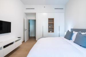 Postel nebo postele na pokoji v ubytování Magical and Peaceful apartment in Port de La Mer, Jumeirah Dubai I Beach and Pool