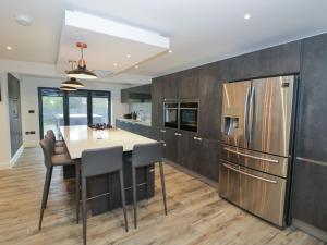 cocina con mesa y nevera en 85A Braybrooke Road, en Kettering