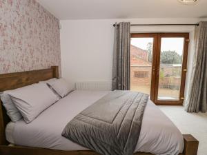 una camera da letto con un grande letto e una finestra di 85A Braybrooke Road a Kettering
