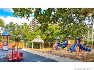 un parque con parque infantil con tobogán en KEY BISCAYNE BEACH VACATION #3, en Miami
