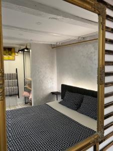 een slaapkamer met een stapelbed in een kamer bij Gondola Apartment in Sarajevo