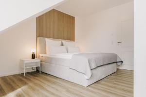 A bed or beds in a room at Küsten Suite de See - Suite 2 direkte Deichlage, Balkon, 77qm