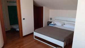 1 dormitorio con 1 cama y baño con aseo en B & B Paradiso, en Loreto