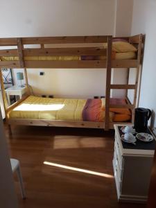 1 Schlafzimmer mit 2 Etagenbetten und einem Schreibtisch in der Unterkunft B & B Paradiso in Loreto