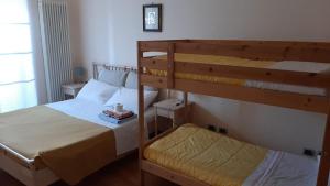 2 Etagenbetten in einem kleinen Zimmer mit einem Bett sidx sidx sidx sidx in der Unterkunft B & B Paradiso in Loreto