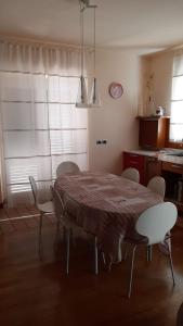 a dining room with a table and chairs and a kitchen at B & B Paradiso in Loreto