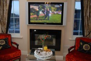 TV a/nebo společenská místnost v ubytování The Fairview Boutique Hotel
