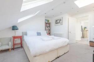 Katil atau katil-katil dalam bilik di Charming 4BD House with Private Garden - Tooting