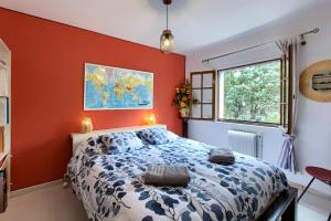 - une chambre avec des murs rouges et un lit avec une couette bleue dans l'établissement Villa Rodolphe 4, à Le Pian-Médoc