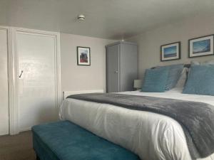 ウェイマスにあるThe Esplanadeのベッドルーム(青い枕の大型ベッド1台付)