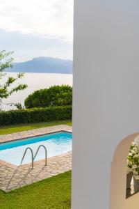 uma piscina com vista para o oceano em Villa Giulia em Praiano