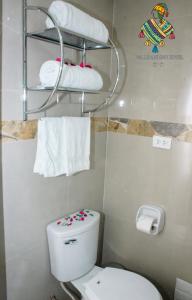 Baño pequeño con aseo y toallas en ANDEAN VALLEY HOTEL, en Cusco