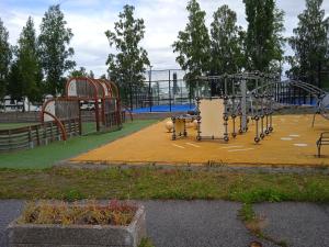 un patio de juegos en un parque con un mono. en Ellivuori, Ellin Pooli 1, en Sastamala