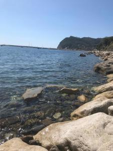 un grande bacino d'acqua con rocce sulla riva di La Chiave di Violino a Olbia