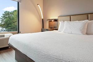 Wingate by Wyndham Macon I-75客房内的一张或多张床位