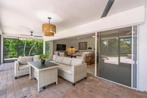 sala de estar con sofá, sillas y mesa en Luxury Pool & Spa Home near Beaches & Downtown, en Fort Myers